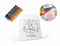 Sacola tipo mochila para colorir em non-woven (80 g/m²) com desenho impresso e bolso interior. 6 gizes de cera inclusos. 300 x 350 mm