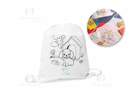 Sacola tipo mochila para colorir em non-woven (80 g/m²) com desenho impresso e bolso interior. 6 gizes de cera inclusos. 300 x 350 mm