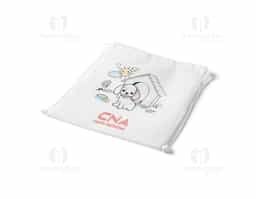 Sacola tipo mochila para colorir em non-woven (80 g/m²) com desenho impresso e bolso interior. 6 gizes de cera inclusos. 300 x 350 mm