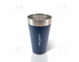 Copo térmico de inox com capacidade para 473ml. Produto livre de BPA.