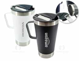 Caneca térmica de inox com capacidade para 550ml. Acompanha uma tampa de plástico e um abridor de garrafas. O abridor fica preso em um encaixe existente na tampa, porém é removível.