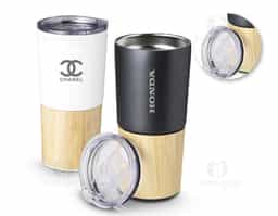 Copo térmico de inox 600ml com parede dupla e detalhe de bambu. Tampa com acesso ao bocal e trava de segurança.