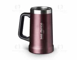 Caneca térmica de inox com pegador plástico, capacidade de 700ml. Material livre de BPA.