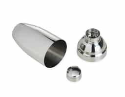 Coqueteleira de inox com capacidade para 750ml, contém tampa de pressão com peneira e tampa protetora.