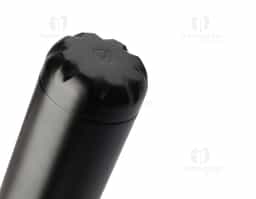 squeeze fosca em aço inox com capacidade de até 750 ml. Tampa rosqueável e anel de silicone para vedação. Design com frisos na tampa.
