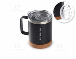 Caneca térmica em aço inox com parede dupla isolada à vácuo, tampa plástica e anel em silicone para vedação, alça lateal em inox na cor do produto, base em cortiça. Capacidade 350ml.