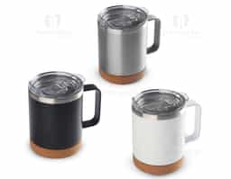 Caneca térmica em aço inox com parede dupla isolada à vácuo, tampa plástica e anel em silicone para vedação, alça lateal em inox na cor do produto, base em cortiça. Capacidade 350ml.