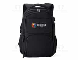 Mochila de poliéster 30 litros com seis compartimentos, sendo o principal com bolso para notebook 156 e tablet 124. Com divisórias internas para acessórios e porta chave, a mochila possui adaptador USB externo, bolsos laterais telados, duas alças de mãos, área costada e alças para as costas com revestimento espumado.
