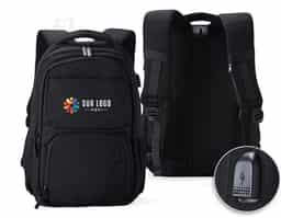 Mochila de poliéster 30 litros com seis compartimentos, sendo o principal com bolso para notebook 156 e tablet 124. Com divisórias internas para acessórios e porta chave, a mochila possui adaptador USB externo, bolsos laterais telados, duas alças de mãos, área costada e alças para as costas com revestimento espumado.