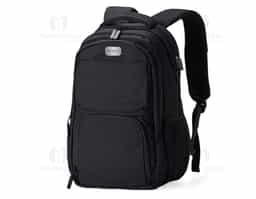 Mochila de poliéster 30 litros com seis compartimentos, sendo o principal com bolso para notebook 156 e tablet 124. Com divisórias internas para acessórios e porta chave, a mochila possui adaptador USB externo, bolsos laterais telados, duas alças de mãos, área costada e alças para as costas com revestimento espumado.
