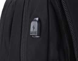 Mochila de poliéster 30 litros com seis compartimentos, sendo o principal com bolso para notebook 156 e tablet 124. Com divisórias internas para acessórios e porta chave, a mochila possui adaptador USB externo, bolsos laterais telados, duas alças de mãos, área costada e alças para as costas com revestimento espumado.