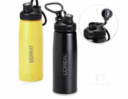 Squeeze inox 900ml com tampa plástica, bocal com tampa protetora e alça para transporte.