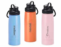 Squeeze inox 900ml com tampa plástica, bocal com tampa protetora e alça para transporte.
