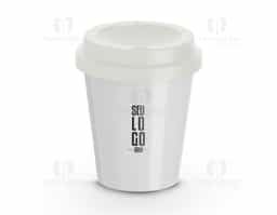 Copo plástico com capacidade de 350ml, tampa com bocal.