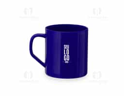 Caneca plástica com capacidade de 400ml.