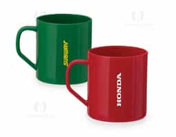 Caneca plástica com capacidade de 400ml.