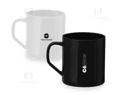 Caneca plástica com capacidade de 400ml.