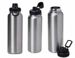 Garrafa térmica feita em inox com parede dupla livre de BPA, capacidade de 1,2 litros. Tampa com alça para transporte e tampa de proteção para o bocal.