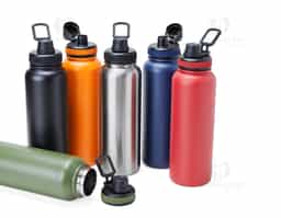 Garrafa térmica feita em inox com parede dupla livre de BPA, capacidade de 1,2 litros. Tampa com alça para transporte e tampa de proteção para o bocal.