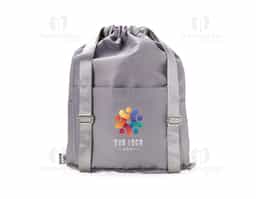Mochila saco em poliéster de impacto impermeável com três compartimentos, sendo o principal com bolso interno para itens molhados. A mochila possui bolsos laterais e alças reguláveis