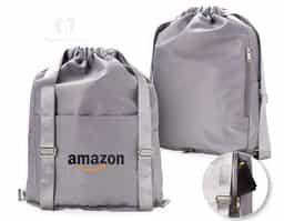 Mochila saco em poliéster de impacto impermeável com três compartimentos, sendo o principal com bolso interno para itens molhados. A mochila possui bolsos laterais e alças reguláveis