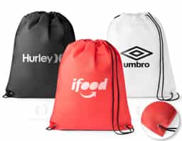 Sacola tipo mochila em non-woven (80 g/m²), resistente e leve, com acabamento termo-selado que garante durabilidade. Possui ilhós de metal e cordão preto 4/1, proporcionando praticidade e estilo. Ideal como brinde corporativo funcional, une design moderno e excelente área para personalização.