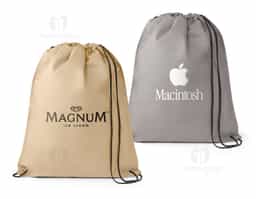 Sacola tipo mochila em non-woven (80 g/m²), resistente e leve, com acabamento termo-selado que garante durabilidade. Possui ilhós de metal e cordão preto 4/1, proporcionando praticidade e estilo. Ideal como brinde corporativo funcional, une design moderno e excelente área para personalização.