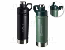Garrafa térmica de parede dupla em inox, capacidade de 700ml. Tampa principal com bocal e tampa protetora com alça de transporte acoplada.