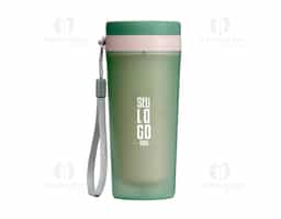 Copo de plástico polipropileno com capacidade para 350ml livre BPA, parede dupla. Acompanha tampa rosqueável e alça de nylon para transporte.
