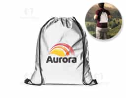 Sacola tipo mochila em poliéster refletivo (200 g/m²), resistente e visível em baixa luminosidade, com alças para transporte confortável. Ideal como brinde corporativo moderno, une segurança, praticidade e ampla área para personalização da marca.