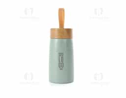 Garrafa inox 304 com parede dupla, capacidade de 250ml. Contém tampa plástica com design de bambu e alça de silicone para transporte.