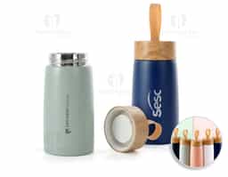 Garrafa inox 304 com parede dupla, capacidade de 250ml. Contém tampa plástica com design de bambu e alça de silicone para transporte.