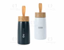 Garrafa inox 304 com parede dupla, capacidade de 250ml. Contém tampa plástica com design de bambu e alça de silicone para transporte.