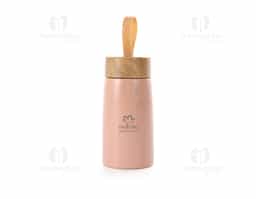 Garrafa inox 304 com parede dupla, capacidade de 250ml. Contém tampa plástica com design de bambu e alça de silicone para transporte.