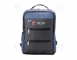 Mochila de nylon 26 Litros com detalhes em couro sintético e quatro compartimentos, sendo o principal com bolso para notebook 15,6. Com divisórias internas para acessórios, a mochila possui bolso lateral, suporte externo USB e alça para engate em malas de viagem.