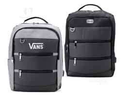 Mochila de nylon 26 Litros com detalhes em couro sintético e quatro compartimentos, sendo o principal com bolso para notebook 15,6. Com divisórias internas para acessórios, a mochila possui bolso lateral, suporte externo USB e alça para engate em malas de viagem.