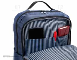 Mochila de nylon 26 Litros com detalhes em couro sintético e quatro compartimentos, sendo o principal com bolso para notebook 15,6. Com divisórias internas para acessórios, a mochila possui bolso lateral, suporte externo USB e alça para engate em malas de viagem.