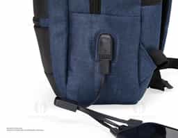 Mochila de nylon 26 Litros com detalhes em couro sintético e quatro compartimentos, sendo o principal com bolso para notebook 15,6. Com divisórias internas para acessórios, a mochila possui bolso lateral, suporte externo USB e alça para engate em malas de viagem.
