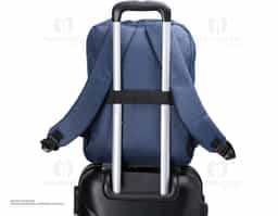 Mochila de nylon 26 Litros com detalhes em couro sintético e quatro compartimentos, sendo o principal com bolso para notebook 15,6. Com divisórias internas para acessórios, a mochila possui bolso lateral, suporte externo USB e alça para engate em malas de viagem.
