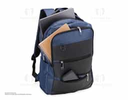 Mochila de nylon 26 Litros com detalhes em couro sintético e quatro compartimentos, sendo o principal com bolso para notebook 15,6. Com divisórias internas para acessórios, a mochila possui bolso lateral, suporte externo USB e alça para engate em malas de viagem.