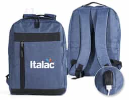 Mochila de nylon 21 litros com dois compartimentos, sendo o principal com bolso para notebook 156. Com divisórias internas para acessórios, a mochila possui bolso lateral, suporte externo usb e alça para encaixe em malas de viagem. 40x30x18