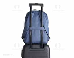 Mochila de nylon 21 litros com dois compartimentos, sendo o principal com bolso para notebook 156. Com divisórias internas para acessórios, a mochila possui bolso lateral, suporte externo usb e alça para encaixe em malas de viagem. 40x30x18