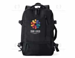 Mochila de nylon 20 litros com quatro compartimentos, sendo o principal com bolso para notebook 15,6 e tablet 12,4. Com divisórias internas para acessórios e porta chave, a mochila possui adaptador USB externo, alça para encaixe em malas de viagem, alças de compensação, duas alças de mãos, área costada com revestimento espumado e alças para as costas com faixas refletivas e revestimento espumado 44x28x17
