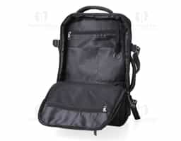 Mochila de nylon 20 litros com quatro compartimentos, sendo o principal com bolso para notebook 15,6 e tablet 12,4. Com divisórias internas para acessórios e porta chave, a mochila possui adaptador USB externo, alça para encaixe em malas de viagem, alças de compensação, duas alças de mãos, área costada com revestimento espumado e alças para as costas com faixas refletivas e revestimento espumado 44x28x17