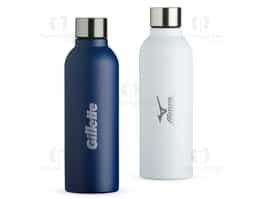 Garrafa de 800ml em inox com acabamento fosco e tampa rosqueável, oferecendo praticidade e segurança no transporte. Possui design funcional e boa capacidade para o consumo diário de água, sendo uma opção útil para ambientes corporativos, deslocamentos e rotina diária.