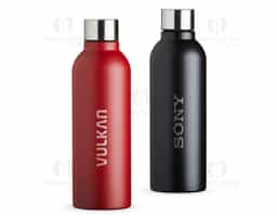 Garrafa de 800ml em inox com acabamento fosco e tampa rosqueável, oferecendo praticidade e segurança no transporte. Possui design funcional e boa capacidade para o consumo diário de água, sendo uma opção útil para ambientes corporativos, deslocamentos e rotina diária.