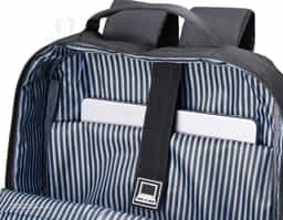 Mochila de nylon 23 Litros com 3 compartimentos, sendo o principal com bolso para notebook 15,6. Com divisórias internas para acessórios, a mochila possui bolso lateral, suporte externo USB e alça para encaixe em malas e viagens.41x30x19