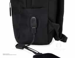 Mochila de nylon 23 Litros com 3 compartimentos, sendo o principal com bolso para notebook 15,6. Com divisórias internas para acessórios, a mochila possui bolso lateral, suporte externo USB e alça para encaixe em malas e viagens.41x30x19
