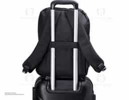 Mochila de nylon 23 Litros com 3 compartimentos, sendo o principal com bolso para notebook 15,6. Com divisórias internas para acessórios, a mochila possui bolso lateral, suporte externo USB e alça para encaixe em malas e viagens.41x30x19