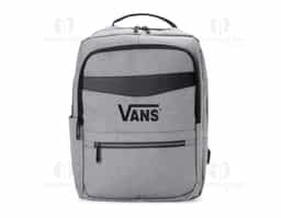 Mochila de nylon 22 Litros com detalhes em couro sintético e três compartimentos, sendo o principal com bolso para notebook 15,6. Mochila possui bolso lateral e suporte externo usb.